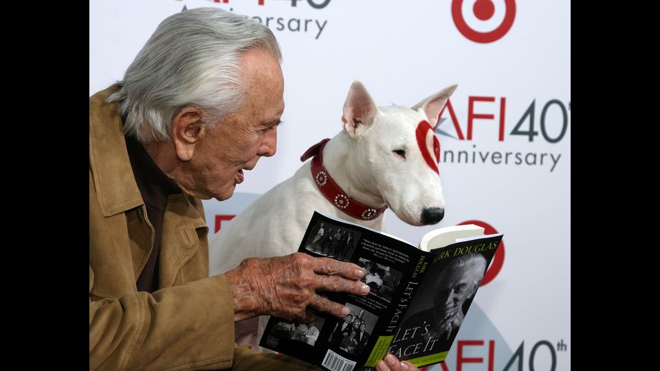 &nbsp;L'attore americano gioca con Bullseye, la mascotte di uno sponsor per la celebrazione 40 &deg; anniversario dell'Afi, 03 ottobre 2007 a Hollywood, California (Afp)
