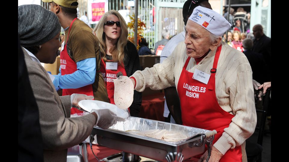 La star hollywoodiana serve un il pasto del Ringraziamento, al Centro per i senza tetto di Los Angeles, California, il 24 novembre 2010. Ogni anno, alla vigilia del Ringraziamento, Kirk e Anne Douglas sono ospiti dell'evento (Afp)