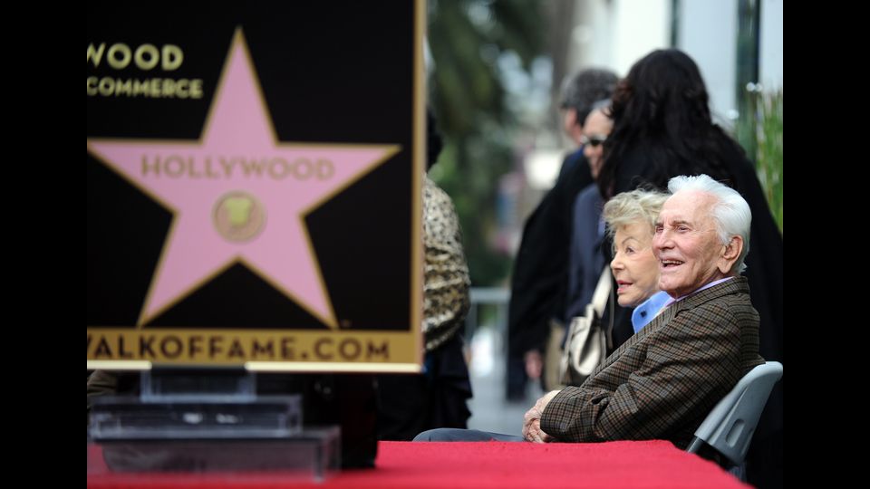 &nbsp;Douglas assiste con la moglie Anna alla cerimonia per onorare Zubin Mehta con una stella sulla Walk of Fame di Hollywood, California il 1 marzo 2011 (Afp)