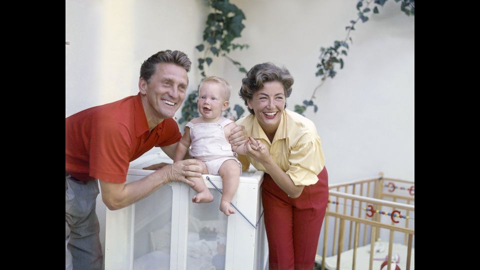 &nbsp;Kirk Douglas e sua moglie Anne Buydens con il loro quarto figlio, Eric (Afp)