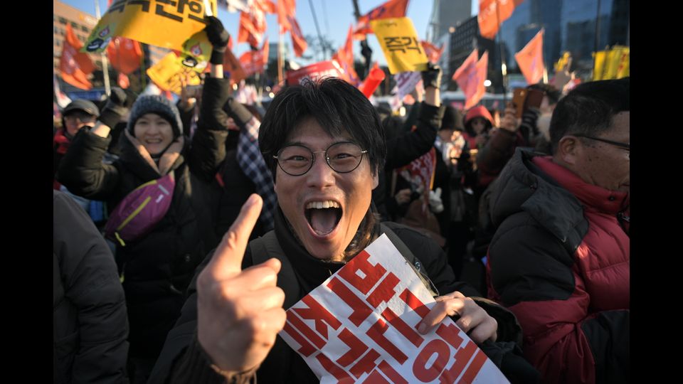 Manifestanti protestano vivamente contro il voto del Parlamento sud coreano ampiamente favorevole alla procedura di Impeachment nei confronti della presidente Park Geun-hye (Foto Afp)&nbsp;