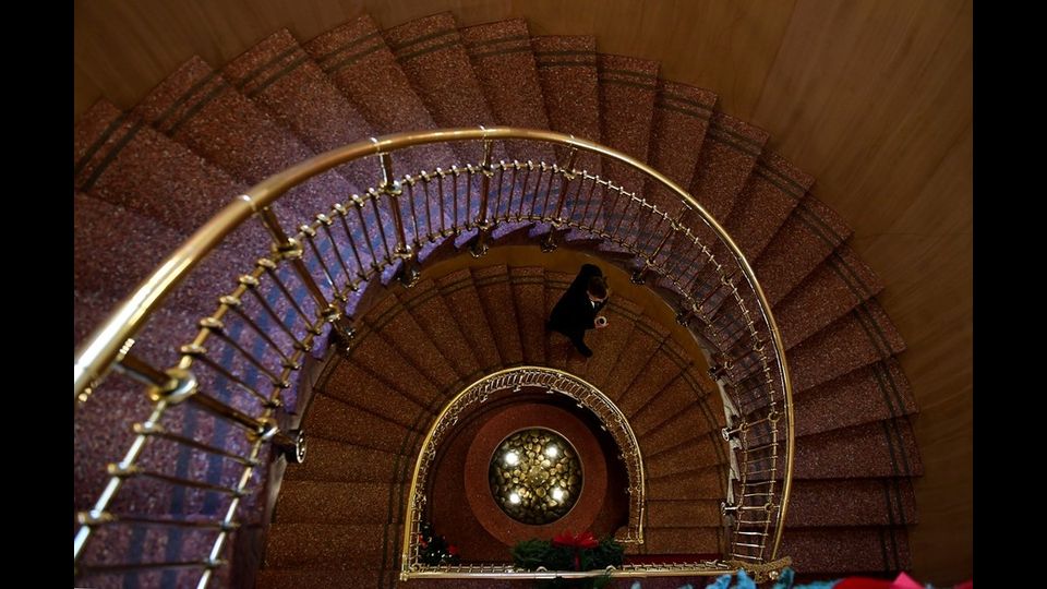 La scalinata all'interno del palazzo dell'Istituto Nobel (Foto Afp)
