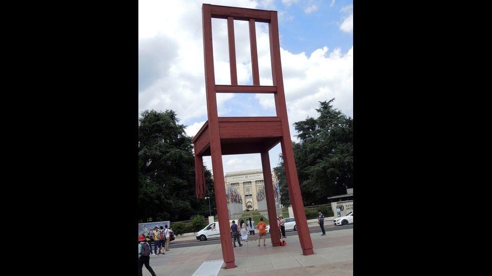 &nbsp;Svizzera, &quot;La sedia rotta&quot;, scultura monumentale in legno di fronte al palazzo delle Nazioni Unite a Ginevra. L'opera &egrave; stata concepita dall'artista Daniel Berset in memoria delle numerose vittime delle mine antiuomo. (Foto Afp)