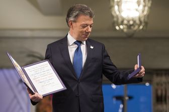 &nbsp;Santos riceve Nobel pace (Afp)