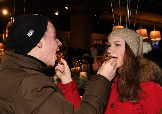 &nbsp;Mosca, una giovane coppia assaggia i dolci offerti all'inaugurazione della pasticceria 'Cupcake Story', aperta sulla Novy Arbat dal cantante Sergei Zhukov e sua moglie Regina Burd (Foto Afp)