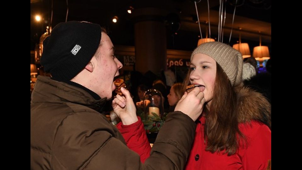 &nbsp;Mosca, una giovane coppia assaggia i dolci offerti all'inaugurazione della pasticceria 'Cupcake Story', aperta sulla Novy Arbat dal cantante Sergei Zhukov e sua moglie Regina Burd (Foto Afp)