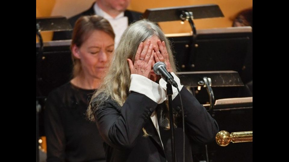 &nbsp;Stoccolma, Patti Smith si commuove (e sbaglia) cantando il brano 'A Hard Rain's A-Gonna Fall', del Premio Nobel Bob Dylan, assente alla cerimonia della premiazione (Foto Afp)