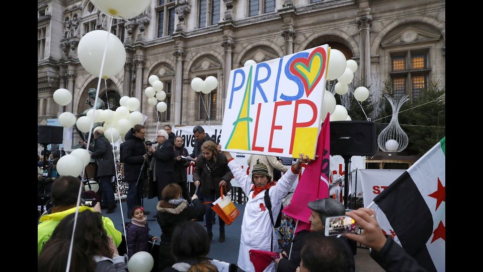 &nbsp;Parigi, manifestazione contro il regime siriano e quello russo organizzata dal Comitato di informazione per una Siria libera e democratica (Foto Afp)