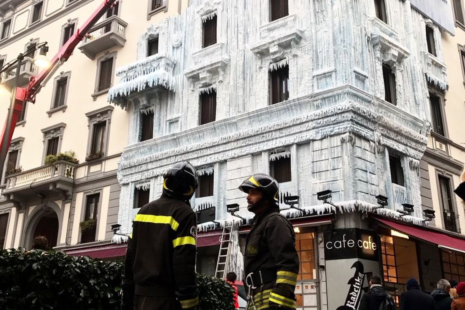Una visione 'fantastica' del Palazzo Ghiacciato, a Milano. Nessuno strano fenomeno si tratta di una campagna pubblicitaria (Foto The Cherry Jam Twitter)&nbsp;
