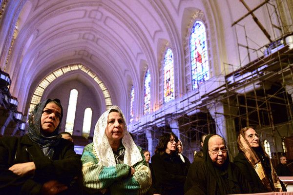 Cristiani copti egiziani in preghiera