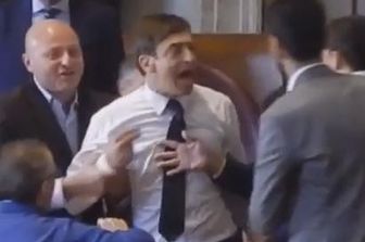 Roma, caso Muraro rissa in aula