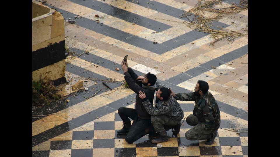 Civili in fuga mentre infuria la battaglia ad Aleppo Est (foto Afp)&nbsp;