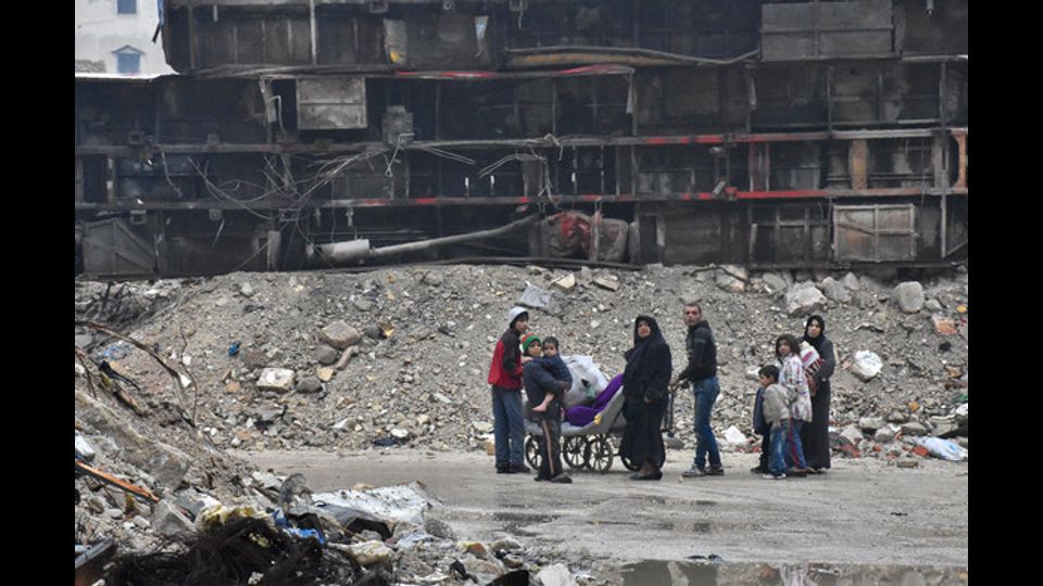 Civili in fuga mentre infuria la battaglia ad Aleppo Est (foto Afp)&nbsp;