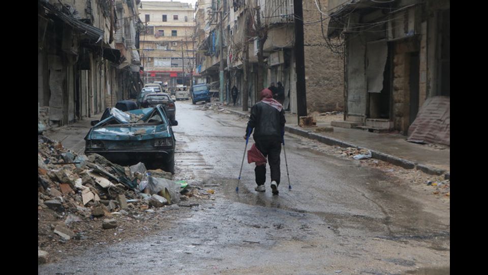 Civili in fuga mentre infuria la battaglia ad Aleppo Est (foto Afp)&nbsp;