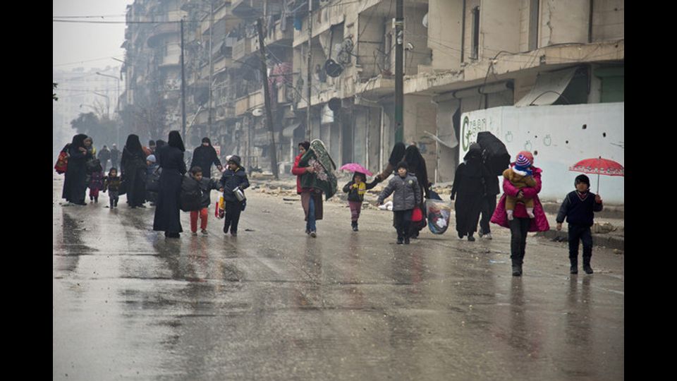 Civili in fuga mentre infuria la battaglia ad Aleppo Est (foto Afp)&nbsp;