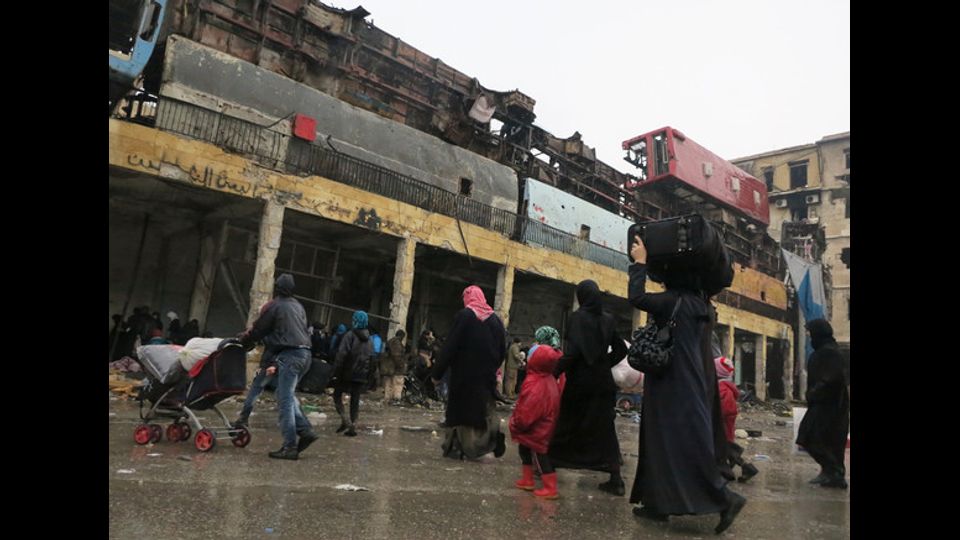 Civili in fuga mentre infuria la battaglia ad Aleppo Est (foto Afp)&nbsp;