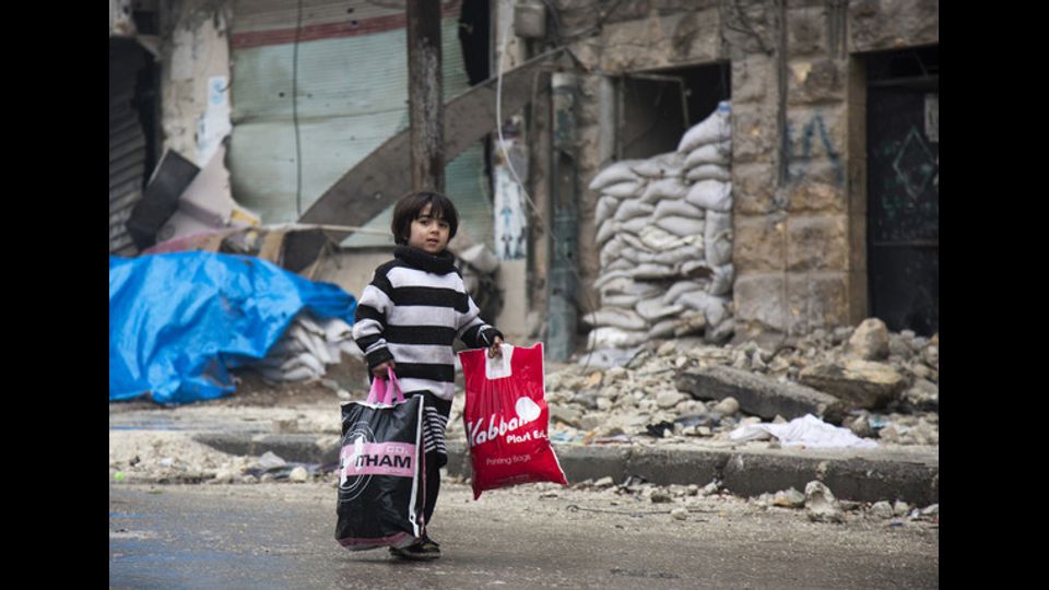 Civili in fuga mentre infuria la battaglia ad Aleppo Est (foto Afp)&nbsp;