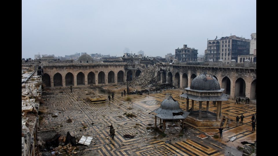 Civili in fuga mentre infuria la battaglia ad Aleppo Est (foto Afp)&nbsp;