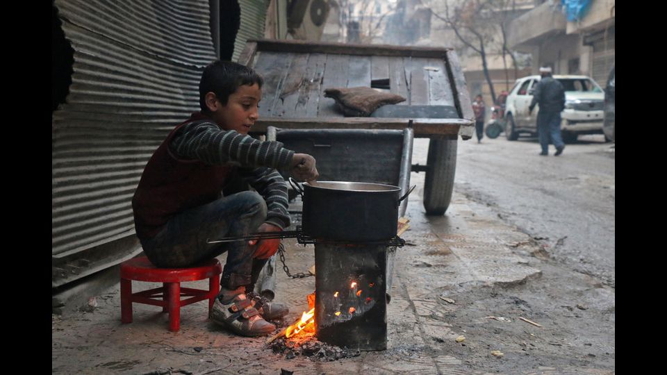 Civili in fuga mentre infuria la battaglia ad Aleppo Est (foto Afp)&nbsp;