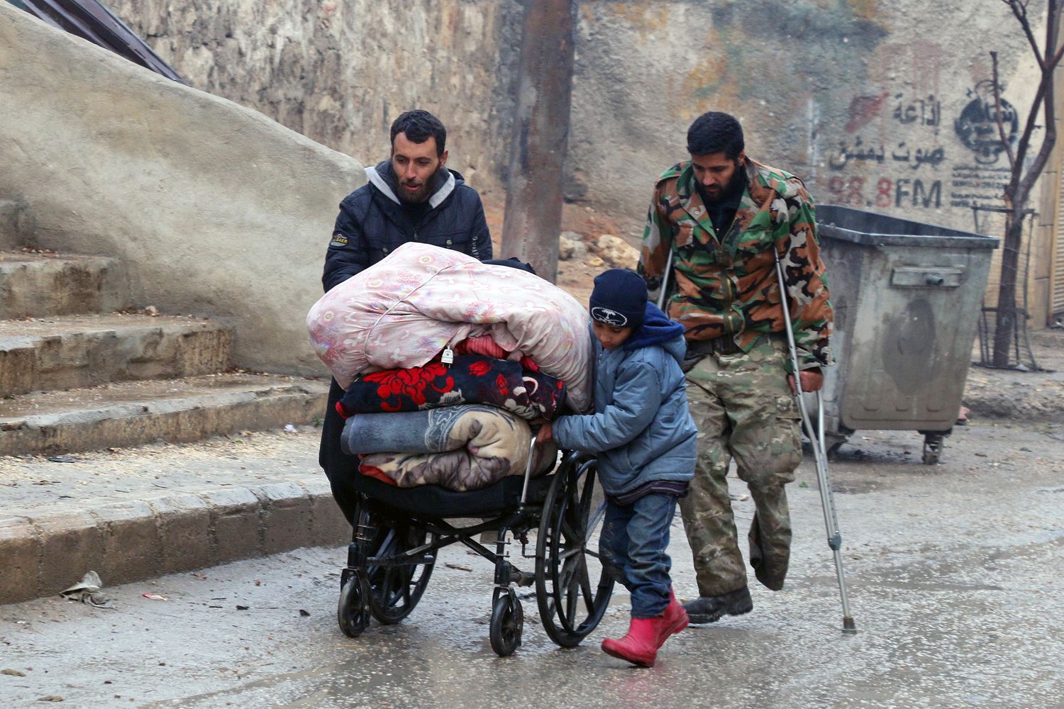 Civili in fuga mentre infuria la battaglia ad Aleppo Est (foto Afp)&nbsp;