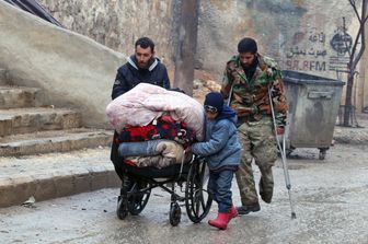 Civili in fuga mentre infuria la battaglia ad Aleppo Est (foto Afp)&nbsp;