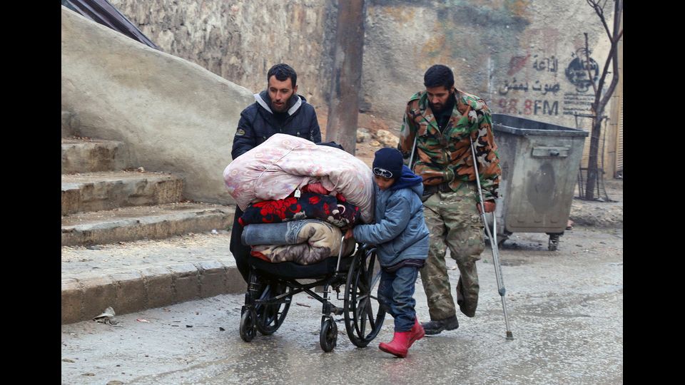 Civili in fuga mentre infuria la battaglia ad Aleppo Est (foto Afp)&nbsp;