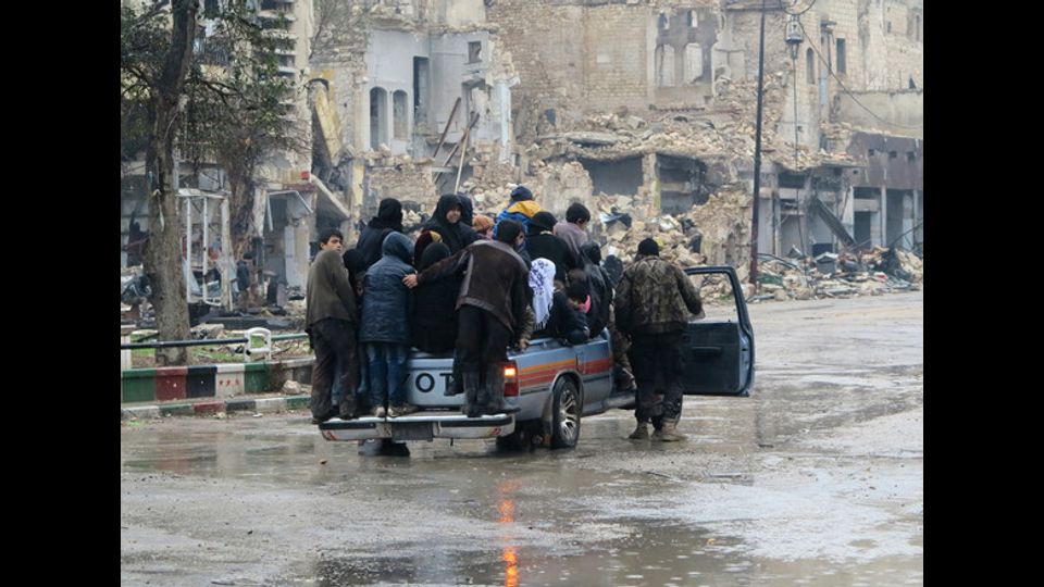 Civili in fuga mentre infuria la battaglia ad Aleppo Est (foto Afp)&nbsp;