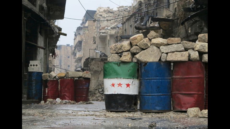 Civili in fuga mentre infuria la battaglia ad Aleppo Est (foto Afp)&nbsp;