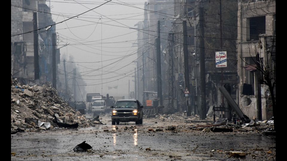 Civili in fuga mentre infuria la battaglia ad Aleppo Est (foto Afp)&nbsp;