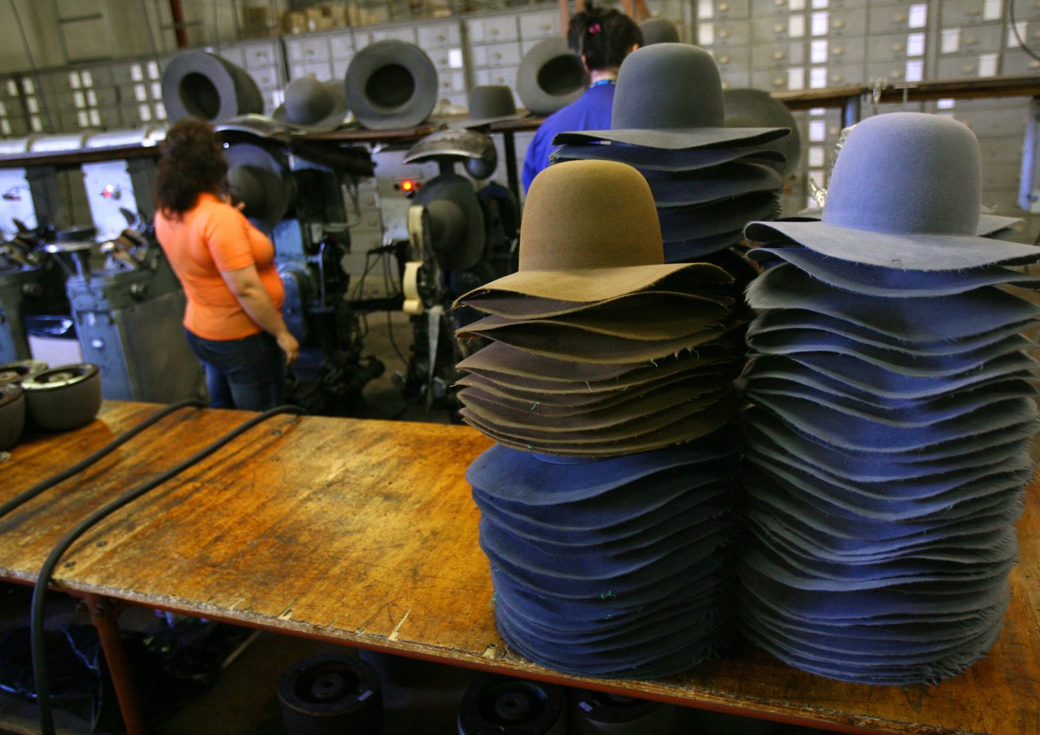 &nbsp;La fabbrica del cappello, l'azienda Borsalino di Alessandria. Leggendario marchio della tradizione artigianale (Foto Afp)