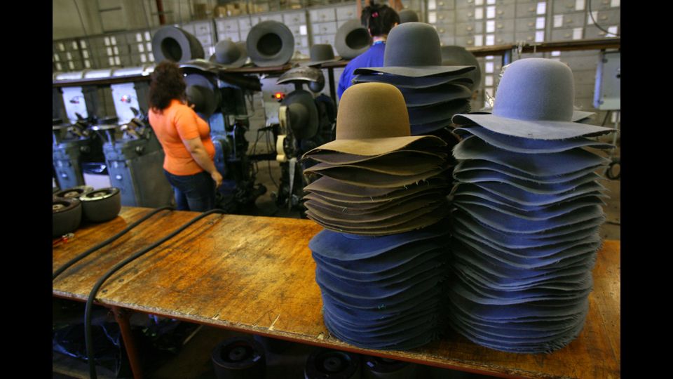 &nbsp;La fabbrica del cappello, l'azienda Borsalino di Alessandria. Leggendario marchio della tradizione artigianale (Foto Afp)