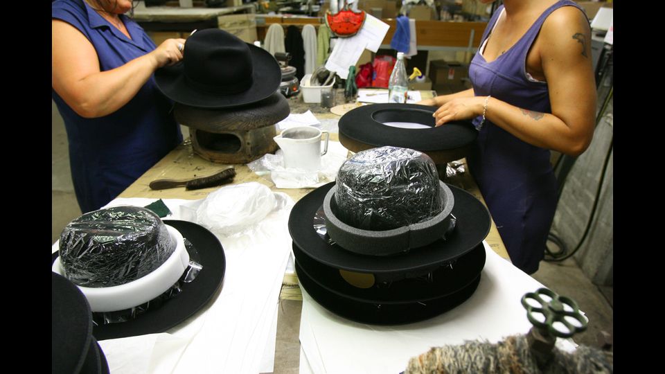 &nbsp;La fabbrica del cappello, l'azienda Borsalino di Alessandria. Leggendario marchio della tradizione artigianale (Foto Afp)