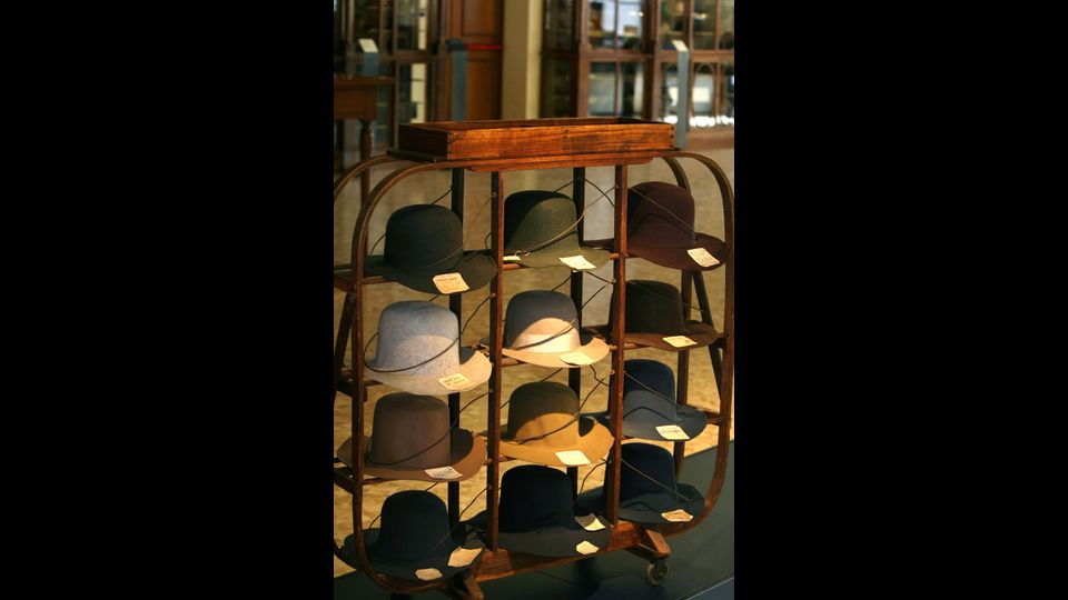 La fabbrica del cappello, l'azienda Borsalino di Alessandria. Leggendario marchio della tradizione artigianale (Foto Afp)