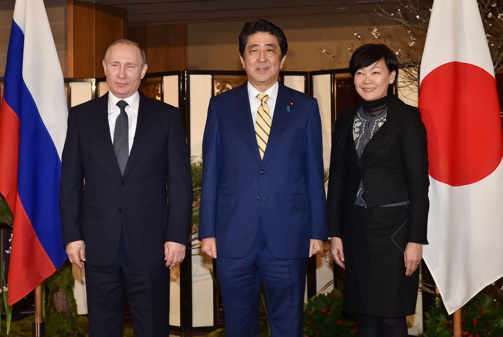 Incontro a Nagato tra il presidente russo Vladimir Putin e il premier giapponese Shinzo Abe - accanto la moglie Akie (Afp)&nbsp;