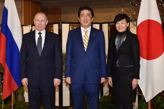 Incontro a Nagato tra il presidente russo Vladimir Putin e il premier giapponese Shinzo Abe - accanto la moglie Akie (Afp)&nbsp;