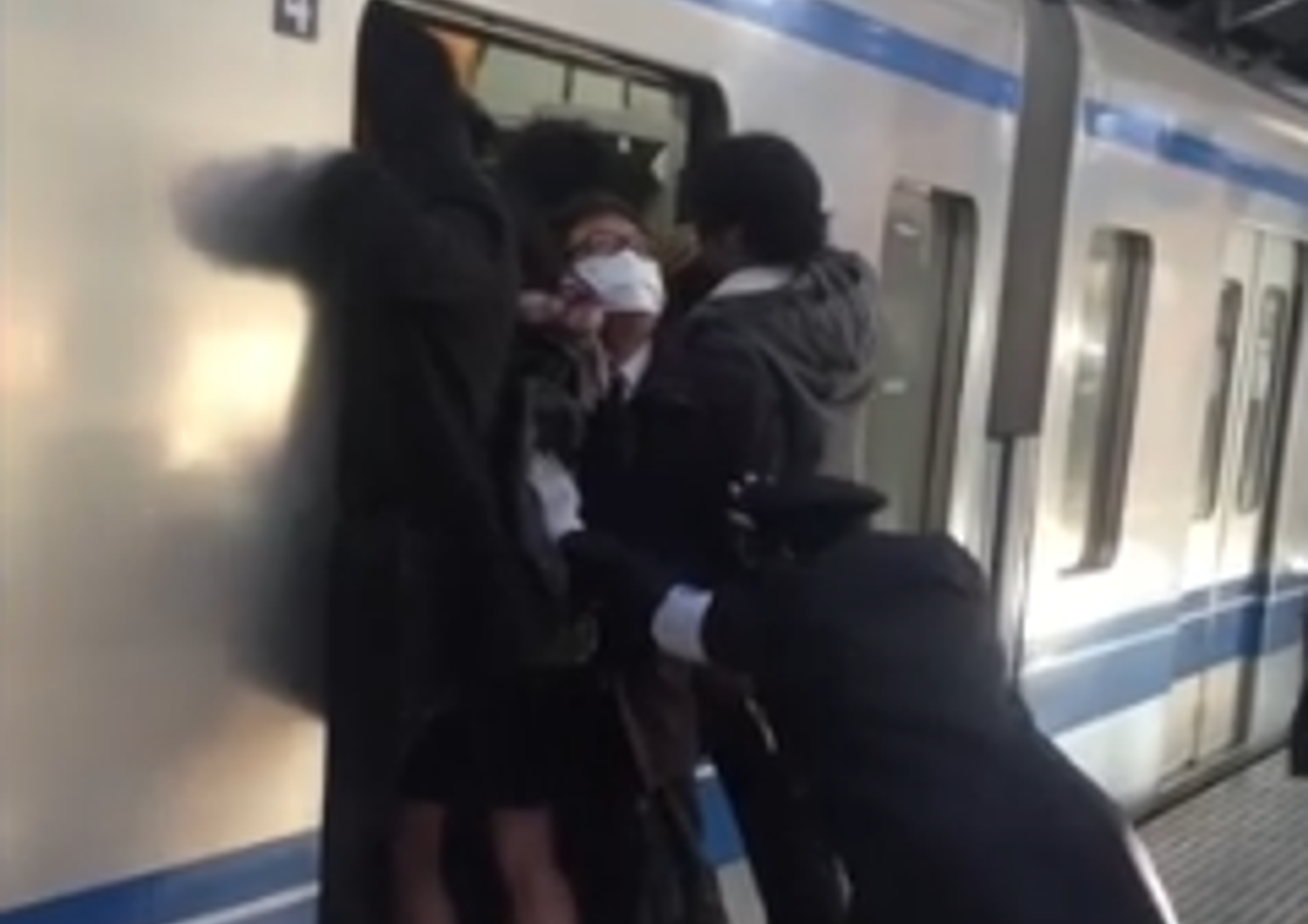 Tokyo, il video dei passeggeri stipati come sardine sulla metro
