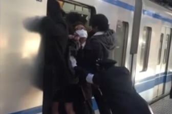Tokyo, il video dei passeggeri stipati come sardine sulla metro