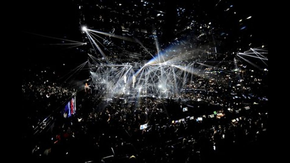 Giochi di luce sul palco durante la finale di X Factor (credit Sky)