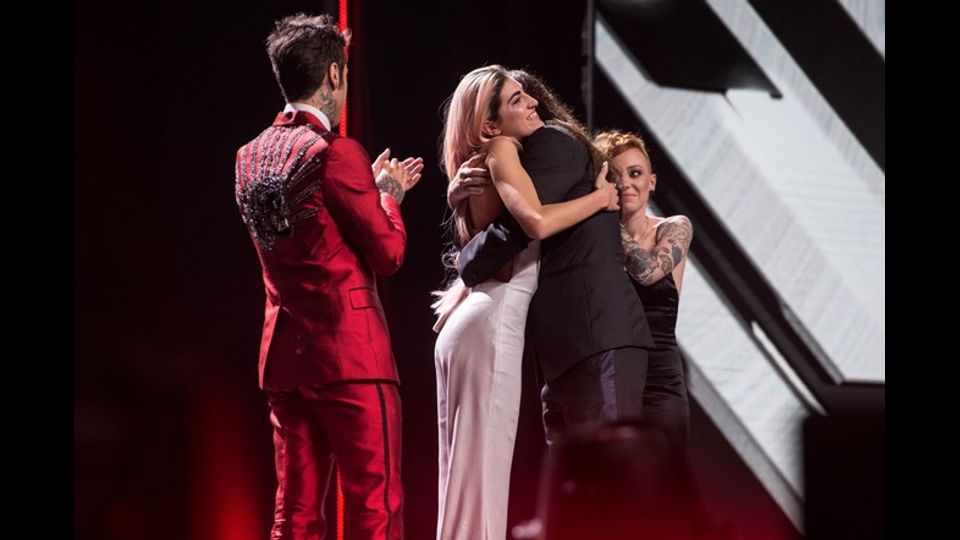 &nbsp;L'abbraccio di Rochelle con la giuria di X Factor (credit Sky)