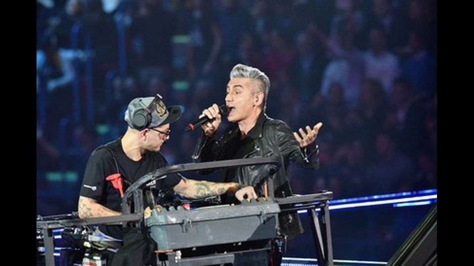 Un altro momento dell'esibizione di Ligabue durante la finale di X Factor (credit Sky)
