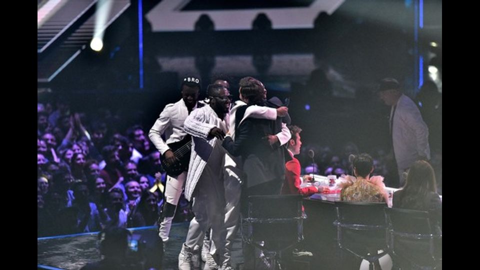 L'abbraccio dei Soul System con la giuria di X Factor (credit Sky)