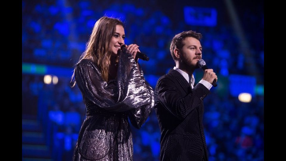 La finalista Gaia con il presentatore di X Factor Alessandro Cattelan (credit Sky)
