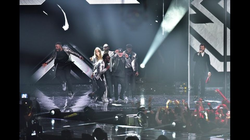 Il momento della proclamazione del vincitore di X Factor, i Soul System (credit Sky)