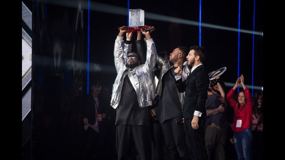 Il momento della premiazione del vincitore della decina edizione di X Factor, i Soul System (credit Sky)