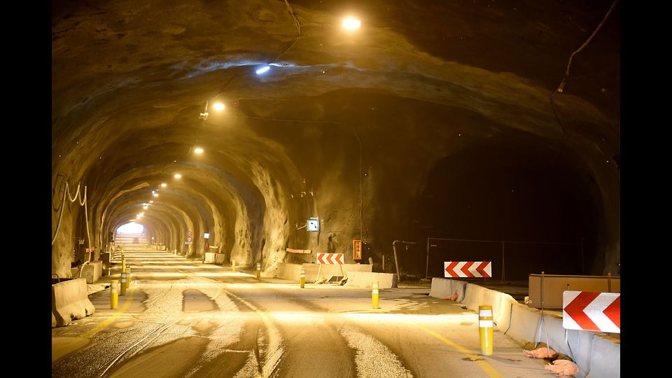 Francia, il tunnel Chambon, a Mont-de-Lans, durante la riapertura temporanea dopo un anno di lavori di ricostruzione a seguito di una frana nel mese di aprile 2015 (foto Afp)&nbsp;