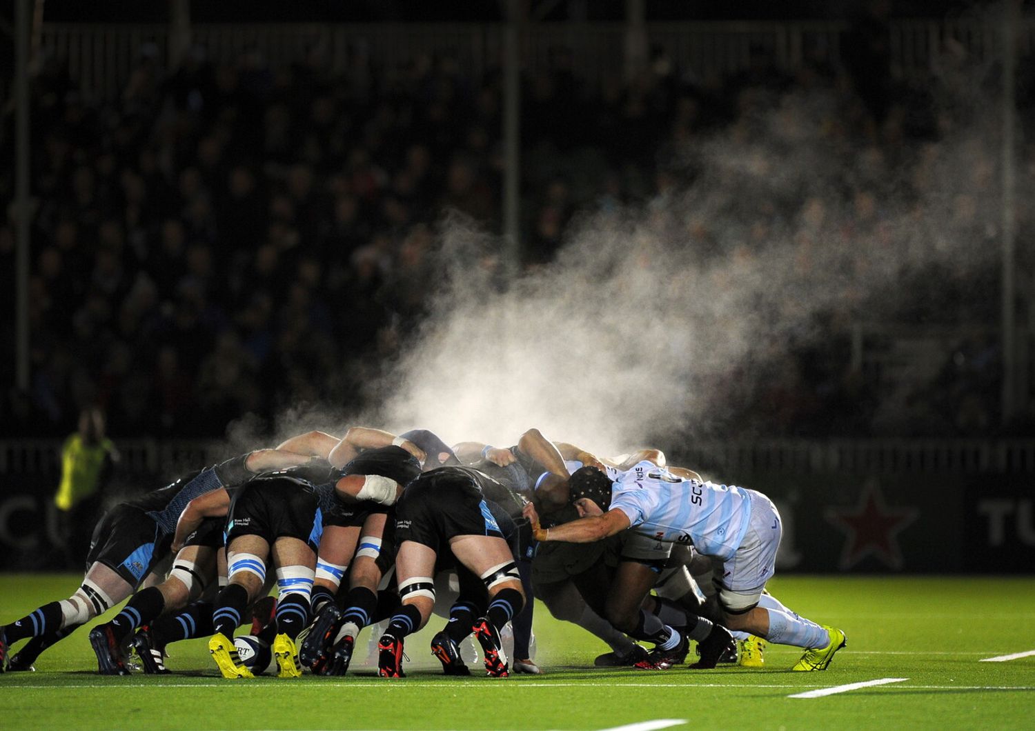 Il vapore creato dalla mischia dei giocatori di rugby durante la European Champions Cup allo Scotstoun Stadium di Glasgow, in Scozia (foto Afp)&nbsp;