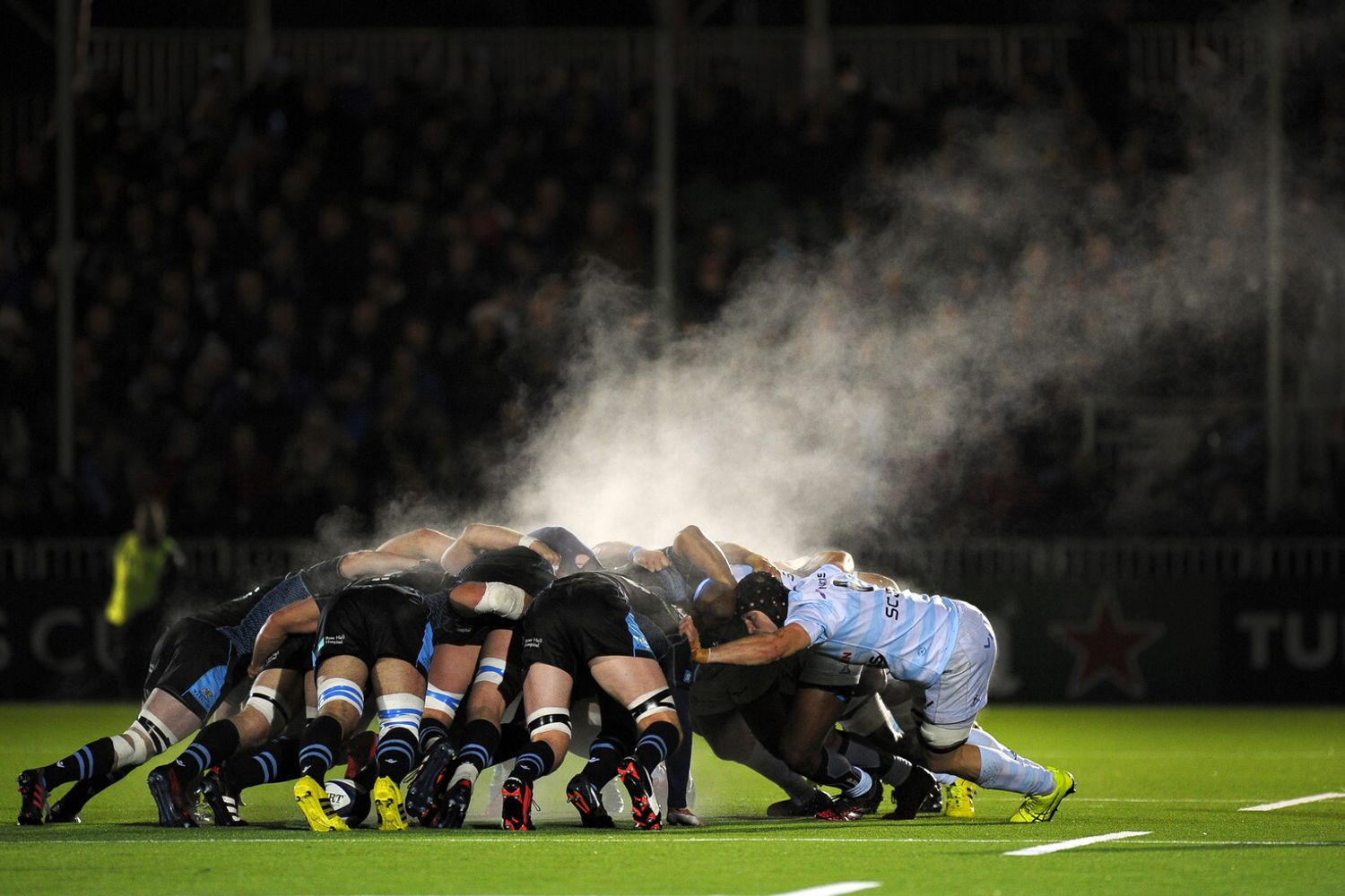 Il vapore creato dalla mischia dei giocatori di rugby durante la European Champions Cup allo Scotstoun Stadium di Glasgow, in Scozia (foto Afp)&nbsp;