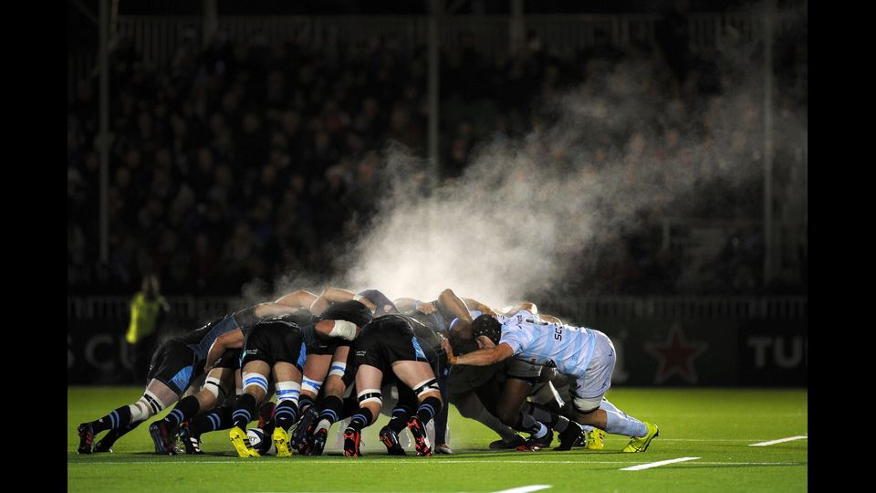 Il vapore creato dalla mischia dei giocatori di rugby durante la European Champions Cup allo Scotstoun Stadium di Glasgow, in Scozia (foto Afp)&nbsp;