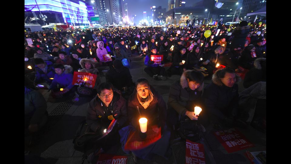 Corea del Sud: manifestazione nel centro di Seoul per spingere sulla rimozione definitiva della presidente sudcoreana Park Geun-hye dopo lo scandalo che l'ha coinvolta (foto Afp)
