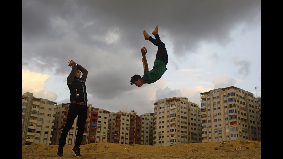 L'abilita' di un giovane palestinese nel praticare lo sport acrobatico a Parkour, in Gaza City (foto Afp)&nbsp;